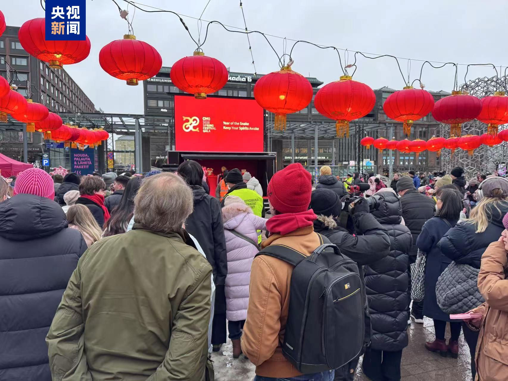 庙会上,中央广播电视总台春晚宣传片首次在芬兰亮相