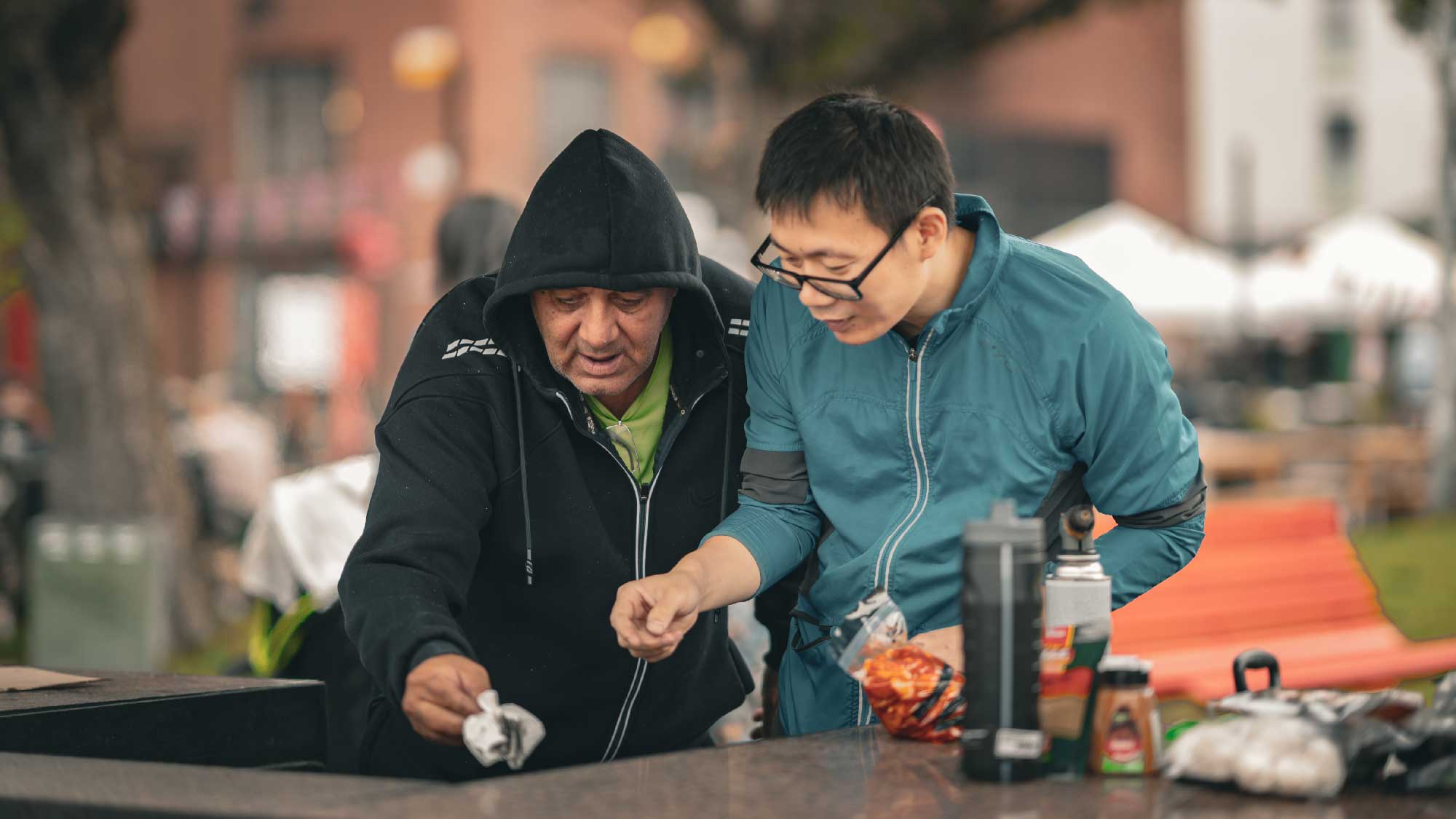 热情的老外在“大厨”面前耍大刀，有点班门弄斧，却格外可爱