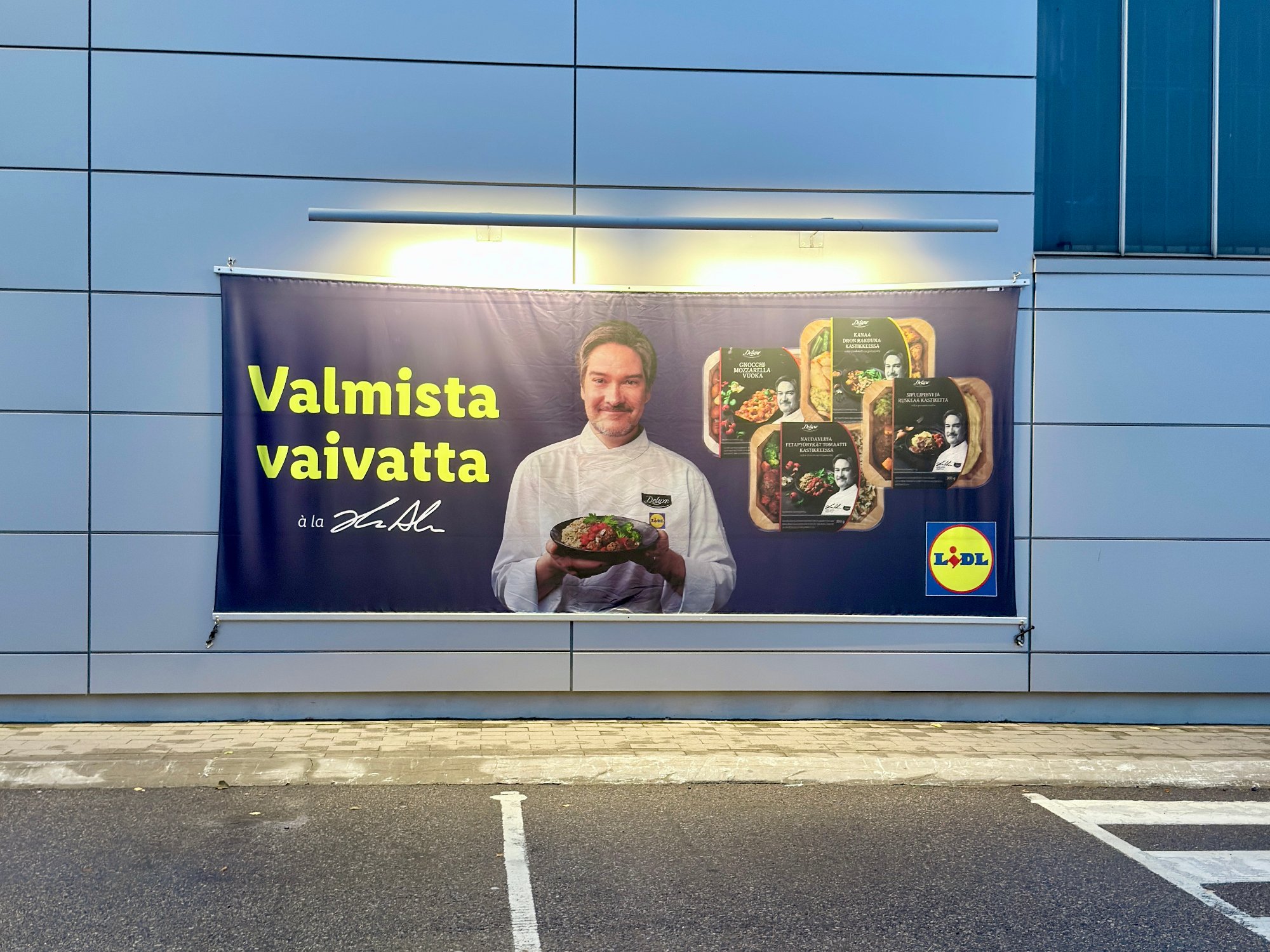 Lidl 外墙广告：厨师笑容告诉你“一切搞定”