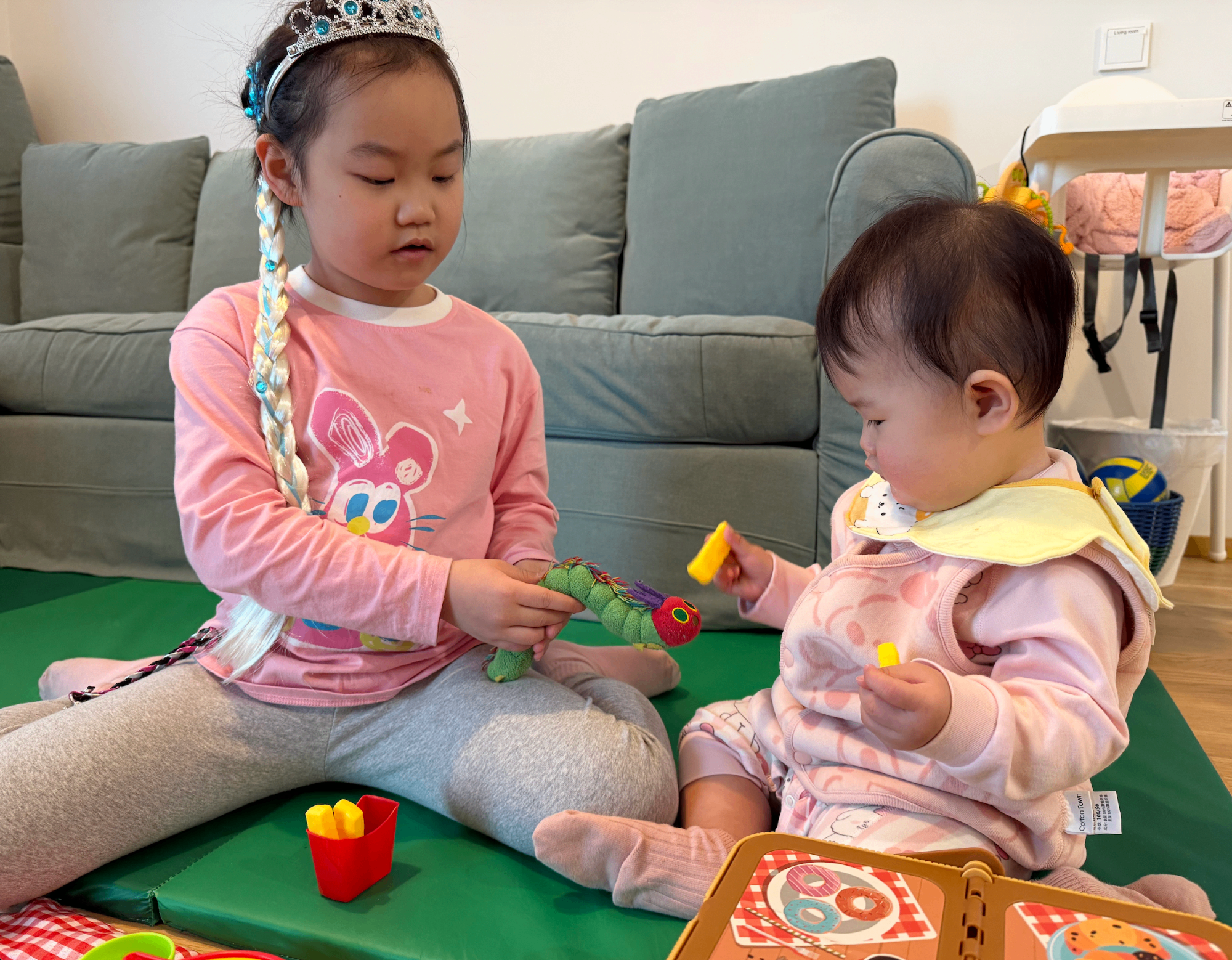 🧍‍♀️ Sharing the caterpillar with her sister