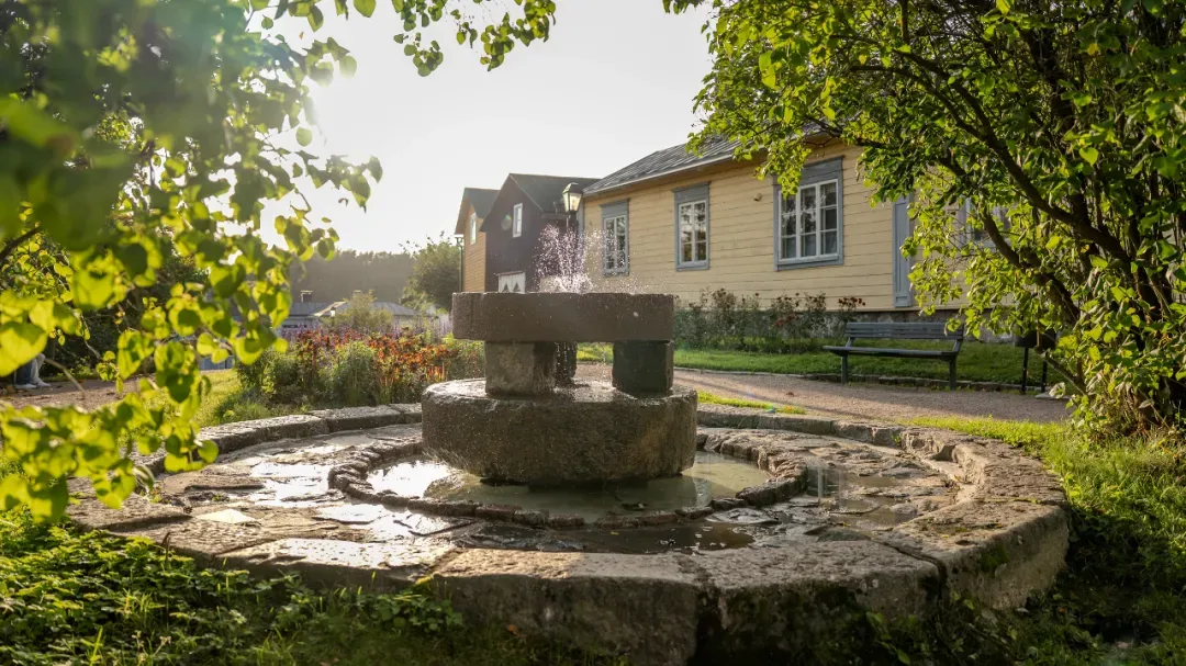 Three weeks ago in Porvoo, the sun was still warm, and the fountain in front of the wooden house was still trickling, looking nothing like autumn was on its way.