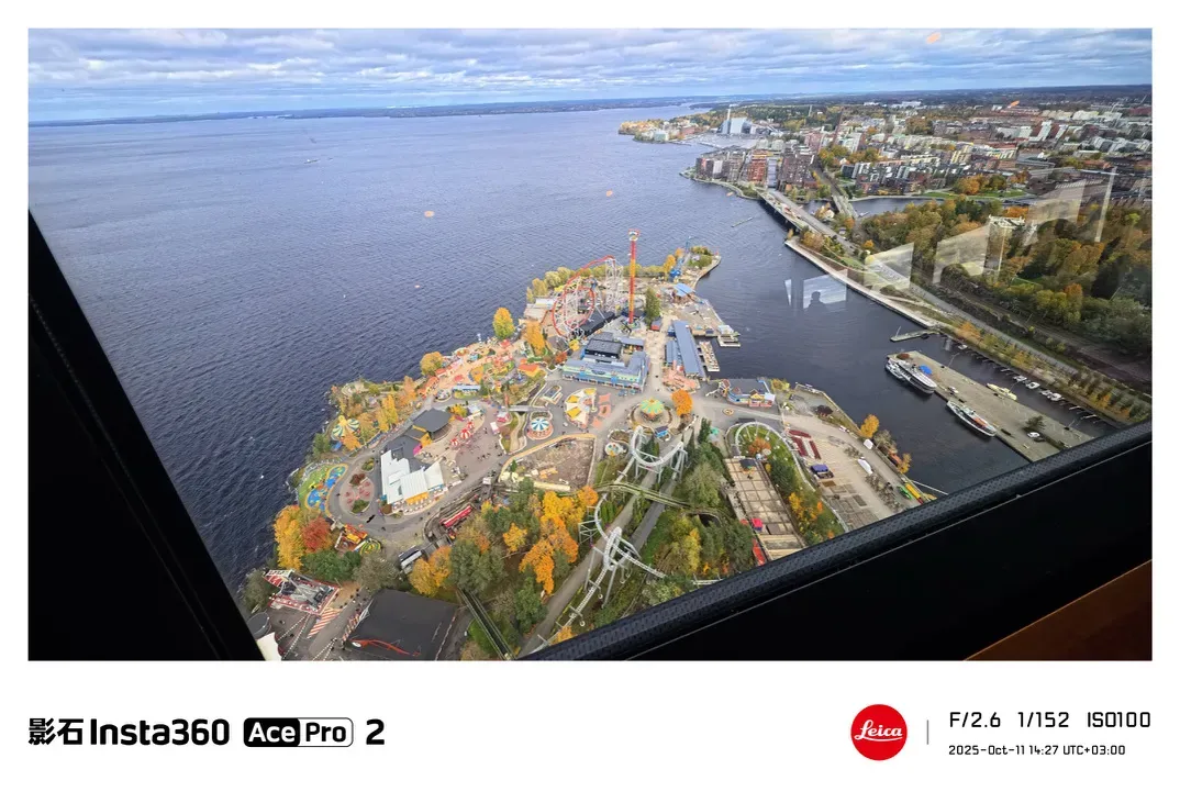 Looking down from the tower, the amusement park below looked like a puzzle wrapped in autumn, the lake surface was as still as a mirror, and the wind blew from the distant city.