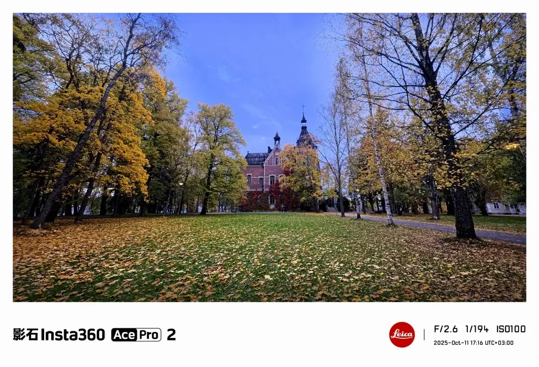 The old red-brick building was in the park, with walls covered in vines, the colors deep as if painted on. This scene almost embodies "Finnish autumn." 