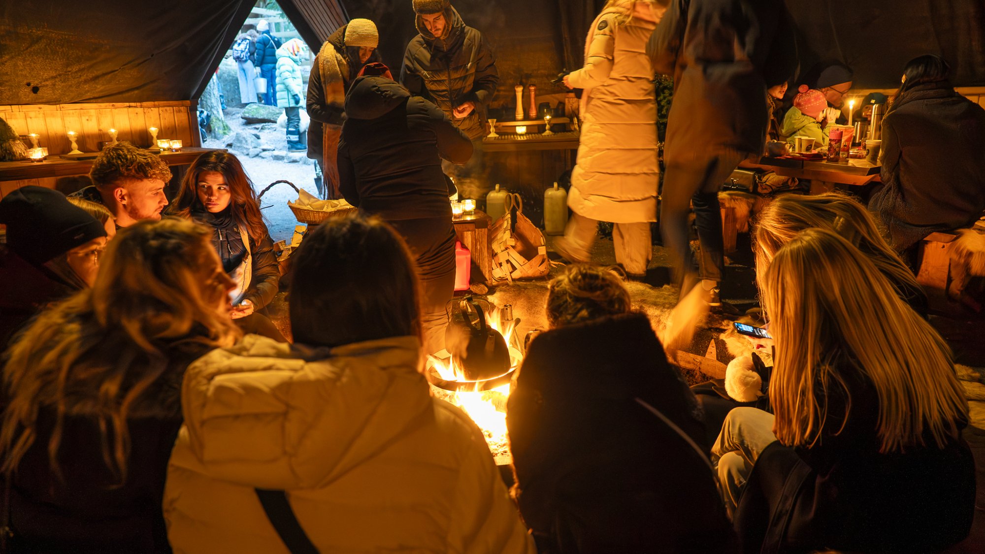 围着火堆坐下聊天，是芬兰冬天最自然、也最常见的社交方式