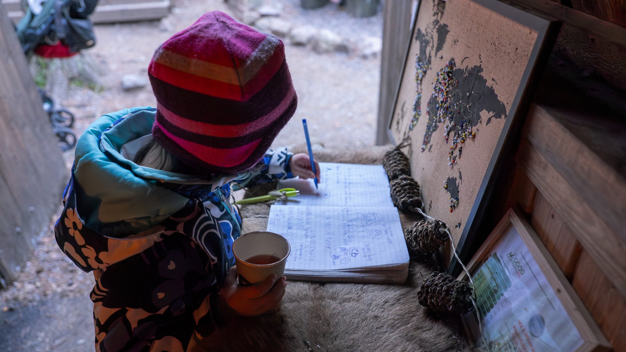 对孩子来说，留下名字和画一笔，和见到驯鹿一样重要